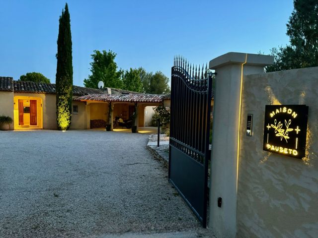 Maison Pauseto, Maison de Vacances à Louer proche d’Aix-en-Provence entrée