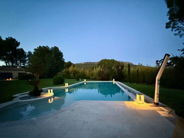 Maison Pauseto, Maison de Vacances à Louer proche d’Aix-en-Provence, piscine crépuscule