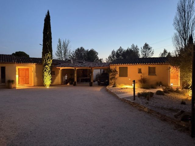 Maison Pauseto, Maison de Vacances à Louer proche d’Aix-en-Provence, entrée nuit